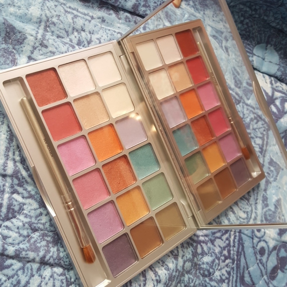 Eyeshadow palette by Kryolan
